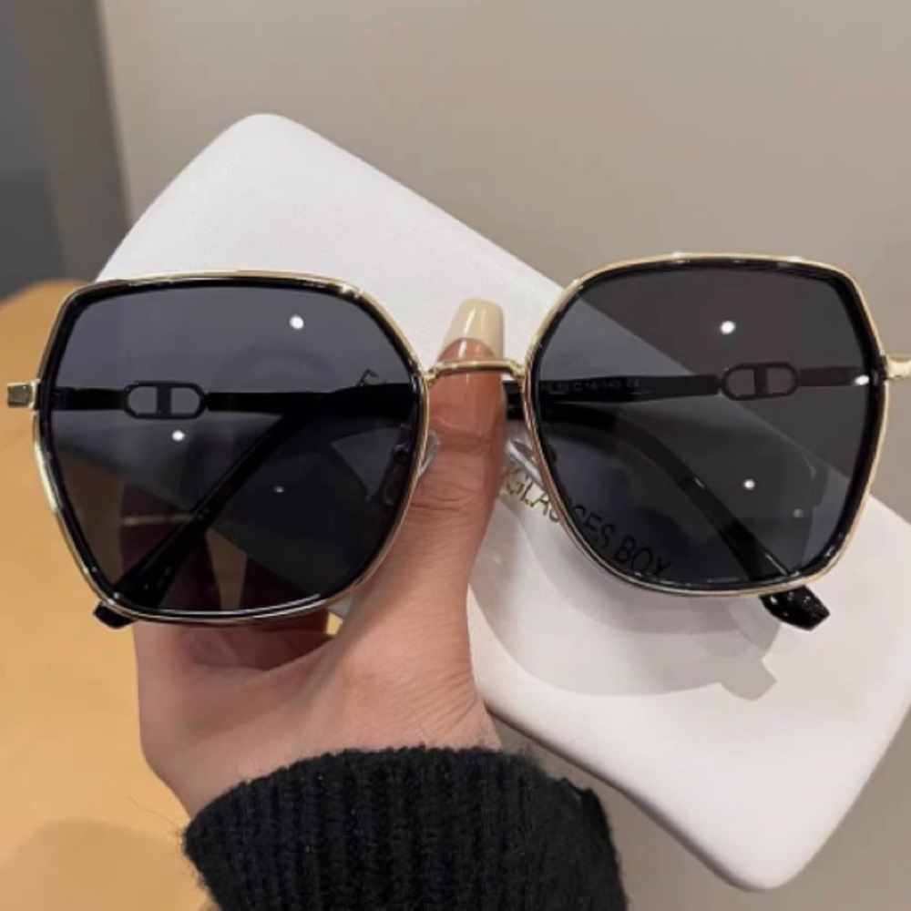 Elegant Black and Gold Women's Sunglasses